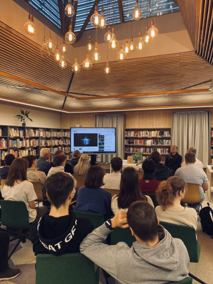 Jauniešu lasītavā viesojas olimpiskais čepions Aigars Apinis