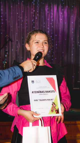 FOTO: Ikšķilē godināti aktīvākie, radošākie un iedvesmojošākie jaunieši