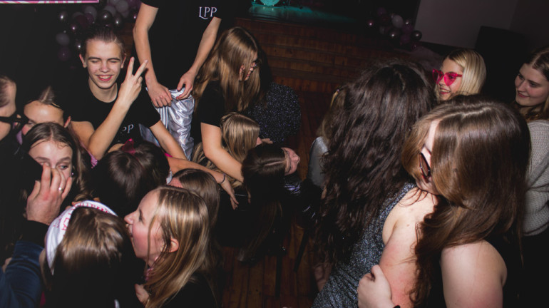 FOTO: Ikšķilē godināti aktīvākie, radošākie un iedvesmojošākie jaunieši