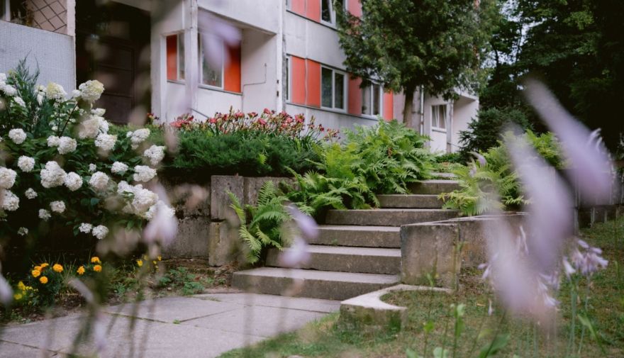 Daudzdzīvokļu nams Ogrē iekļuvis konkursa “Sakoptākais Latvijas daudzdzīvokļu mājas pagalms 2024” finālā