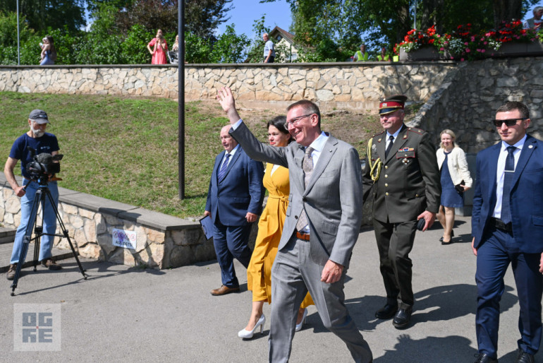 FOTO: Aizvadīts 26. Politiski represēto personu salidojums Ikšķiles brīvdabas estrādē