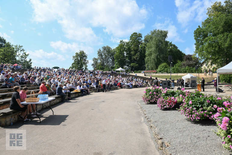 FOTO: Aizvadīts 26. Politiski represēto personu salidojums Ikšķiles brīvdabas estrādē