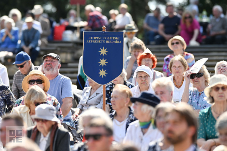 FOTO: Aizvadīts 26. Politiski represēto personu salidojums Ikšķiles brīvdabas estrādē