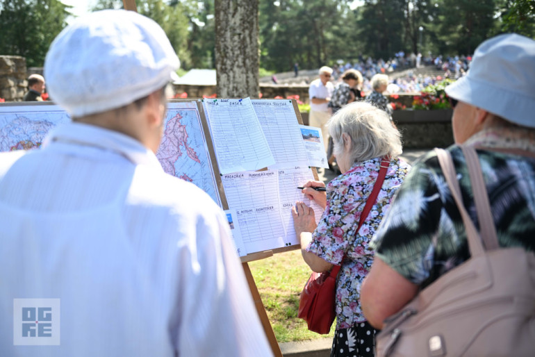 FOTO: Aizvadīts 26. Politiski represēto personu salidojums Ikšķiles brīvdabas estrādē