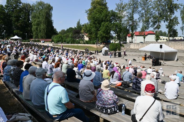 FOTO: Aizvadīts 26. Politiski represēto personu salidojums Ikšķiles brīvdabas estrādē