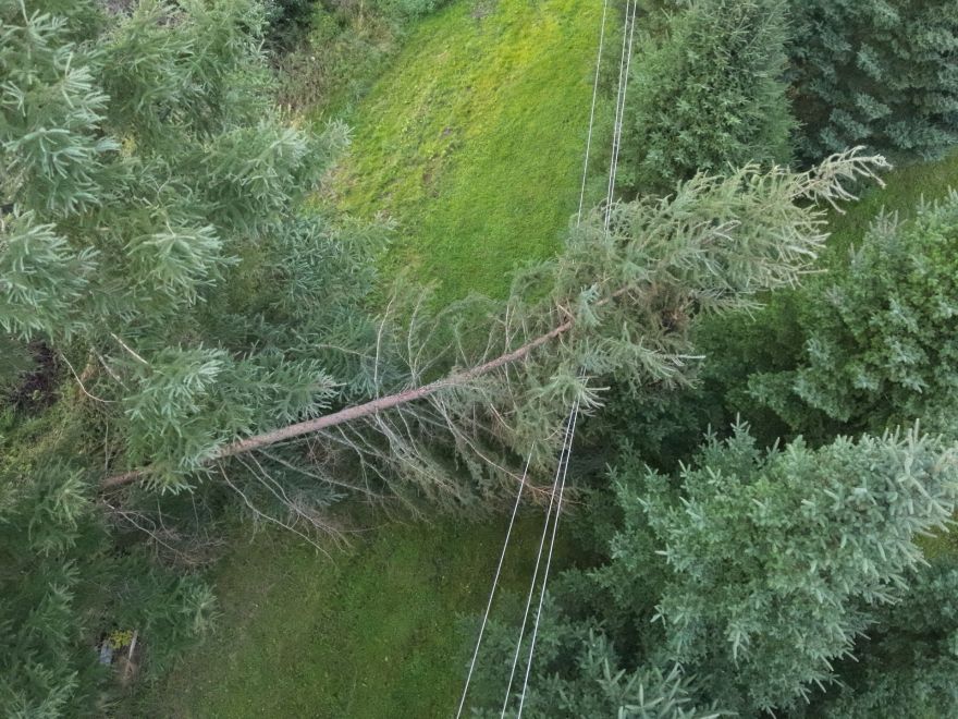 96% klientu gaisma ieslēgta! Eksperti skaidro, kāpēc vietām rodas atkārtoti elektroapgādes pārtraukumi