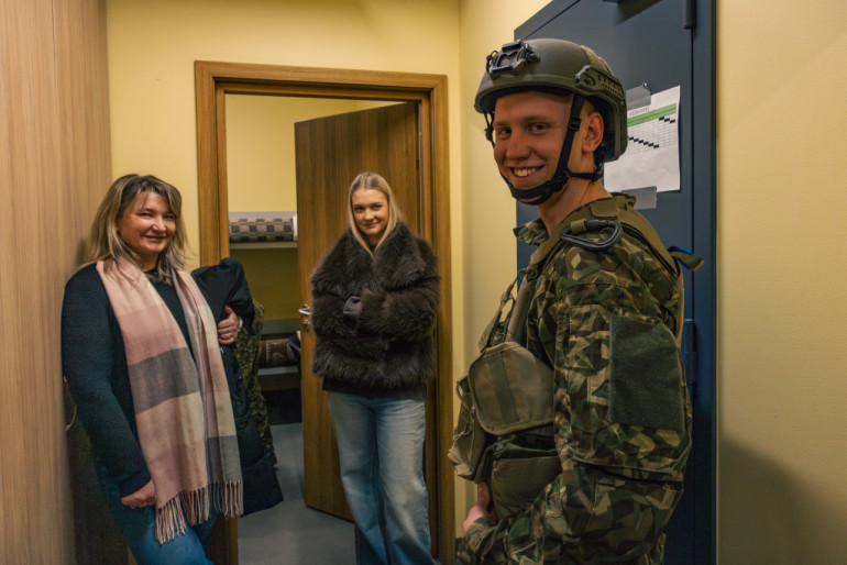 Foto: Vecāki tuvplānā iepazīst Valsts aizsardzības dienestu Lielvārdē