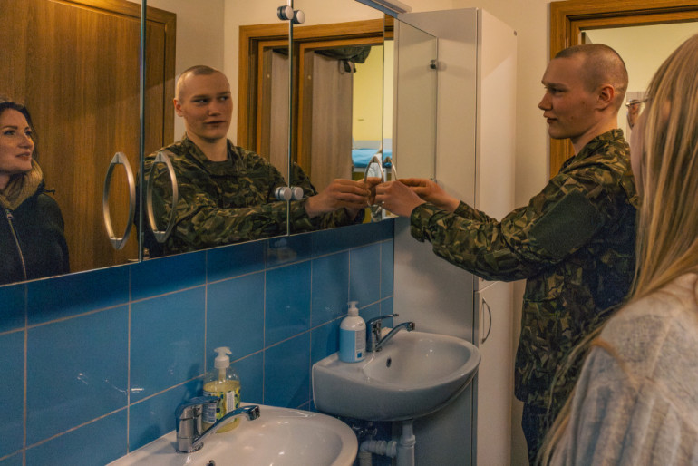 Foto: Vecāki tuvplānā iepazīst Valsts aizsardzības dienestu Lielvārdē