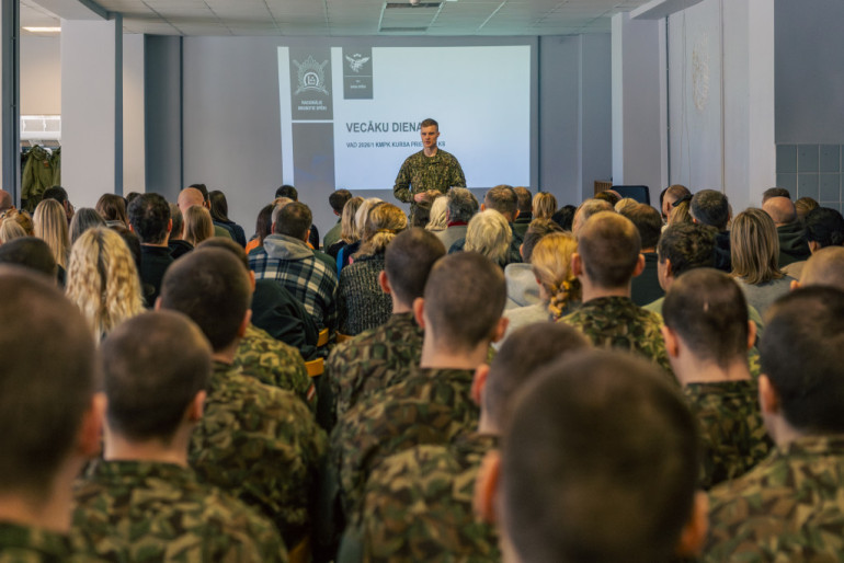 Foto: Vecāki tuvplānā iepazīst Valsts aizsardzības dienestu Lielvārdē