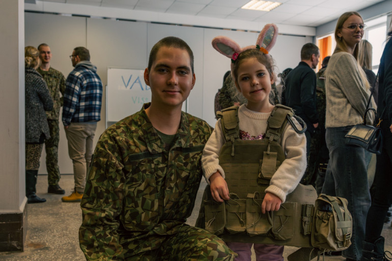 Foto: Vecāki tuvplānā iepazīst Valsts aizsardzības dienestu Lielvārdē