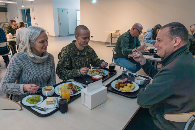 Foto: Vecāki tuvplānā iepazīst Valsts aizsardzības dienestu Lielvārdē