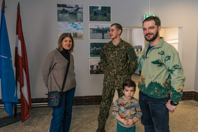 Foto: Vecāki tuvplānā iepazīst Valsts aizsardzības dienestu Lielvārdē