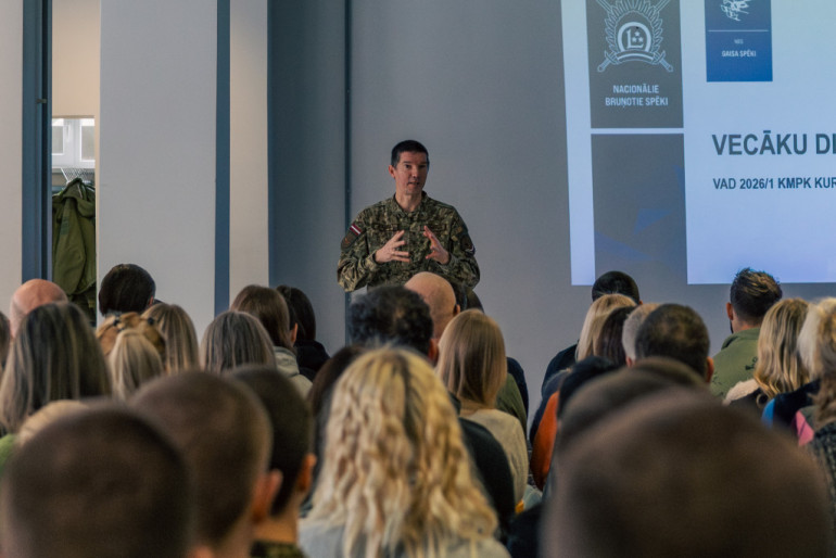Foto: Vecāki tuvplānā iepazīst Valsts aizsardzības dienestu Lielvārdē