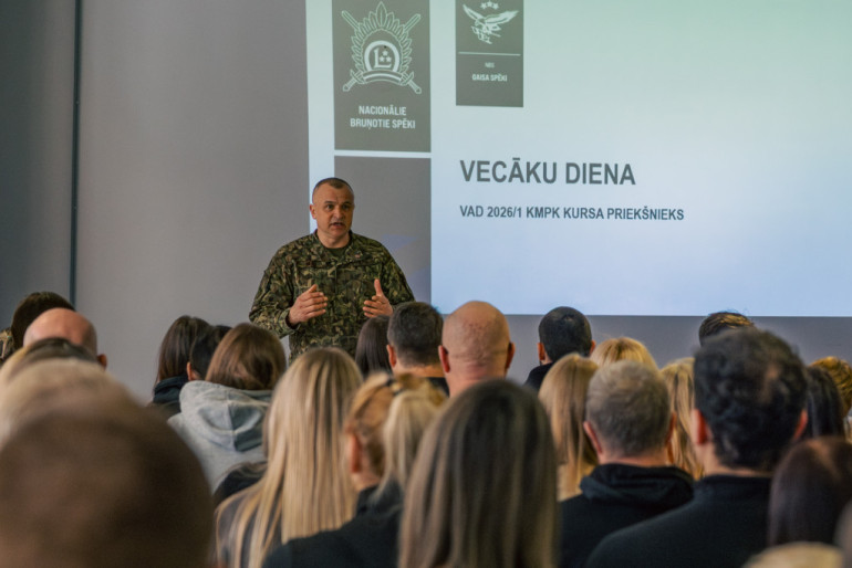 Foto: Vecāki tuvplānā iepazīst Valsts aizsardzības dienestu Lielvārdē