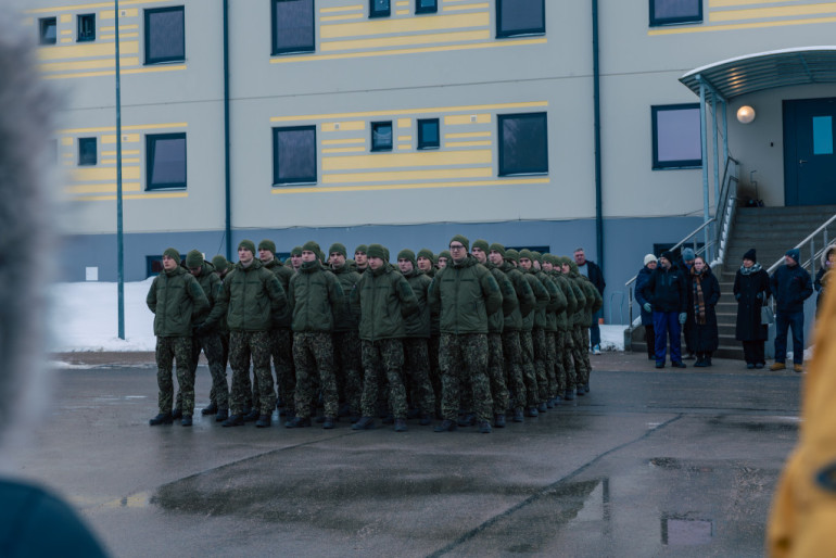 Foto: Vecāki tuvplānā iepazīst Valsts aizsardzības dienestu Lielvārdē