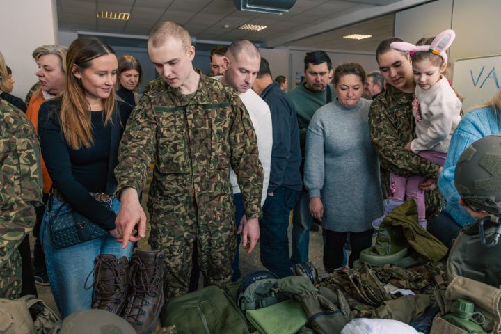 Foto: Vecāki tuvplānā iepazīst Valsts aizsardzības dienestu Lielvārdē