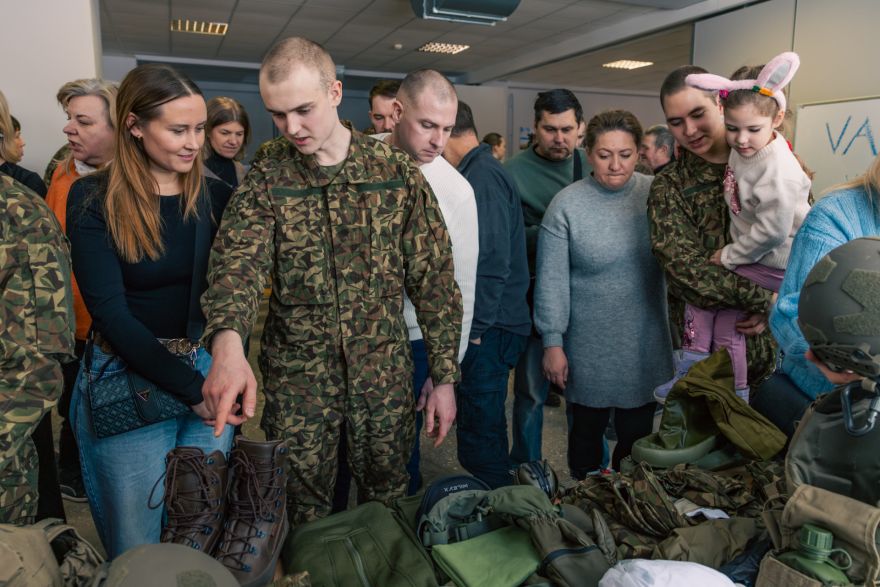 Foto: Vecāki tuvplānā iepazīst Valsts aizsardzības dienestu Lielvārdē