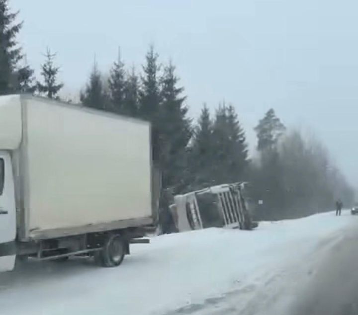 Sniegputenī strauji pieaug avāriju skaits uz Latvijas ceļiem; pēcpusdienā uz Rīgas apvedceļa trīs automašīnu sadursme