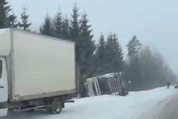 Attēls rakstam: Sniegputenī strauji pieaug avāriju skaits uz Latvijas ceļiem; pēcpusdienā uz Rīgas apvedceļa trīs automašīnu sadursme