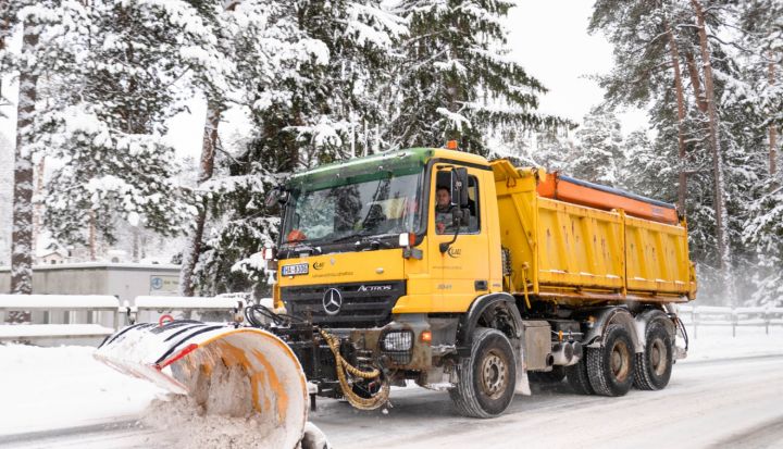 Visā Latvijā autoceļi sniegoti un apledo, strādā 114 ziemas tehnikas vienības