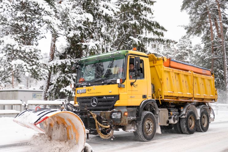 Attēls rakstam: Visā Latvijā autoceļi sniegoti un apledo, strādā 114 ziemas tehnikas vienības
