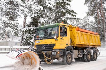 Attēls rakstam: Visā Latvijā autoceļi sniegoti un apledo, strādā 114 ziemas tehnikas vienības