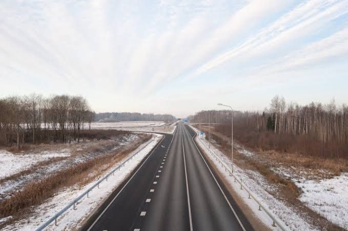 Otrdienas rītā apgrūtināta braukšana pa visiem galvenajiem autoceļiem visā Latvijā