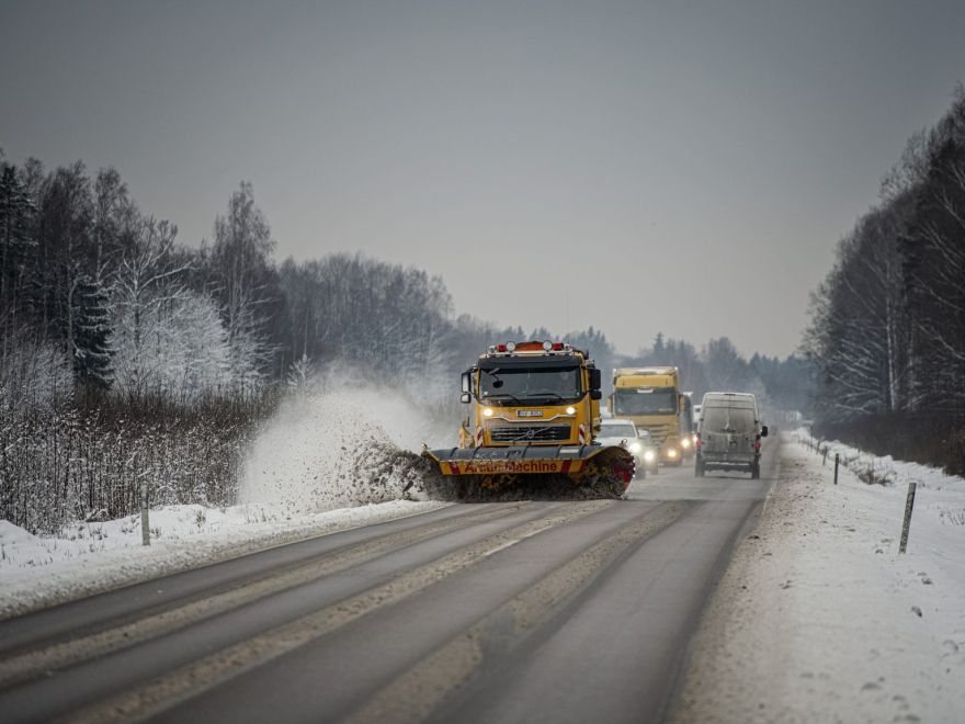 Pirmdienas rītā daudzviet sniegs un apledojums apgrūtina braukšanu