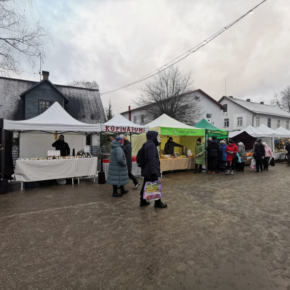FOTO. Mājražotāju labumi, silta zupa un svētku atmosfēra – aizvadīts Ziemassvētku gadatirgus Ikšķilē
