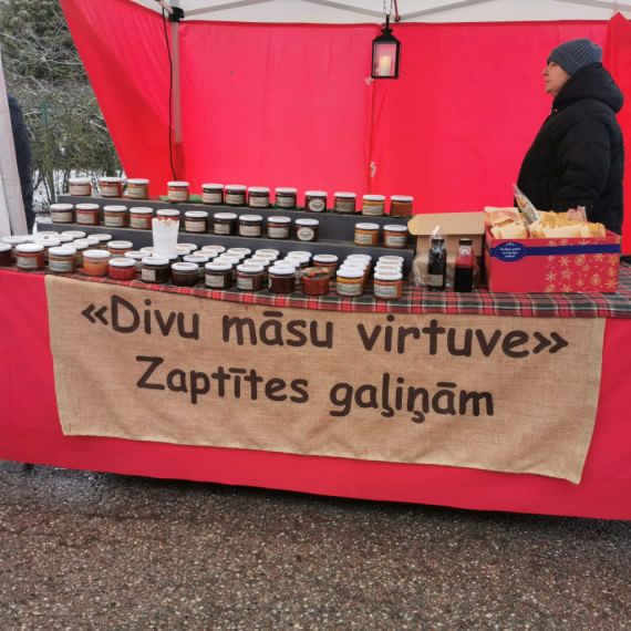 FOTO. Mājražotāju labumi, silta zupa un svētku atmosfēra – aizvadīts Ziemassvētku gadatirgus Ikšķilē