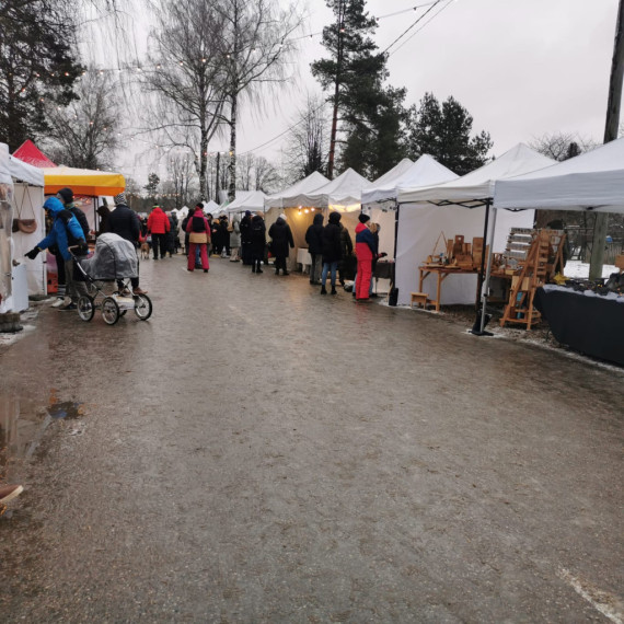 FOTO. Mājražotāju labumi, silta zupa un svētku atmosfēra – aizvadīts Ziemassvētku gadatirgus Ikšķilē