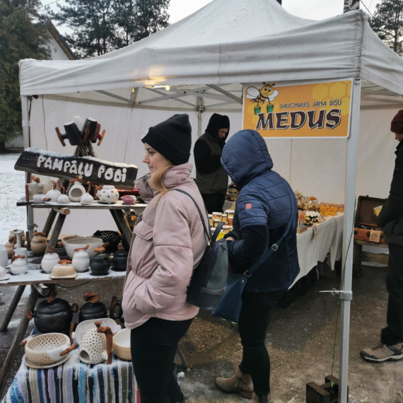 FOTO. Mājražotāju labumi, silta zupa un svētku atmosfēra – aizvadīts Ziemassvētku gadatirgus Ikšķilē