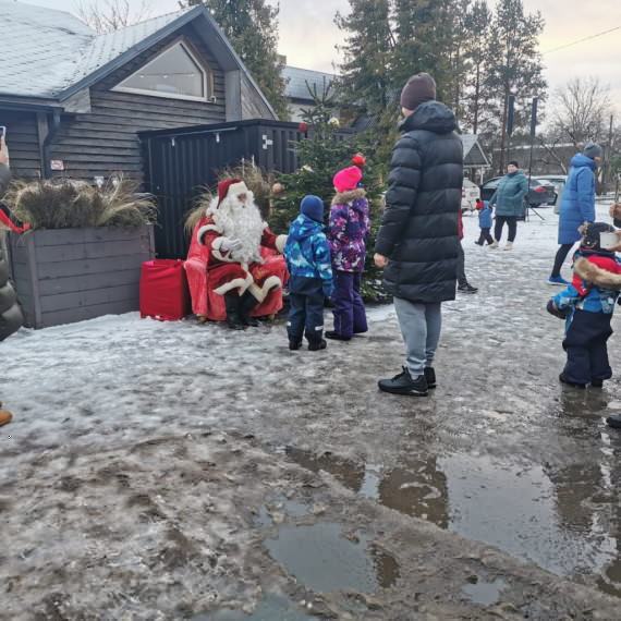 FOTO. Mājražotāju labumi, silta zupa un svētku atmosfēra – aizvadīts Ziemassvētku gadatirgus Ikšķilē