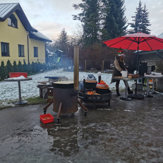 FOTO. Mājražotāju labumi, silta zupa un svētku atmosfēra – aizvadīts Ziemassvētku gadatirgus Ikšķilē
