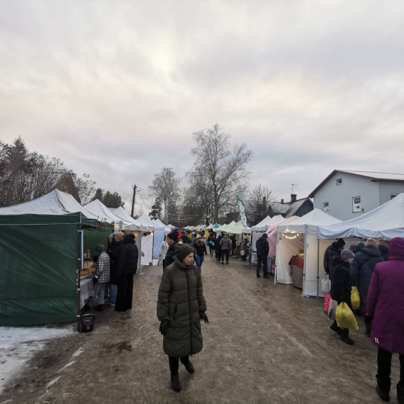 FOTO. Mājražotāju labumi, silta zupa un svētku atmosfēra – aizvadīts Ziemassvētku gadatirgus Ikšķilē