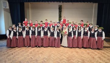 Attēls rakstam: Brūklenāji, patriotisms un ziedi no saviem dārziem – novada koru ģimenes nopietni gatavojas dziesmu un deju svētkiem