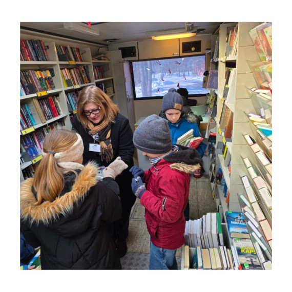 FOTO: Bibliobuss devās ciemos uz Ogresgala pamatskolu