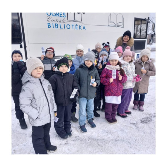 FOTO: Bibliobuss devās ciemos uz Ogresgala pamatskolu