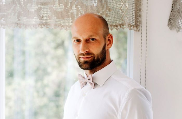 Aktierim Mārtiņam Brūverim pamatskolā cūkas kaušanas laikā uzticēja savākt asinis
