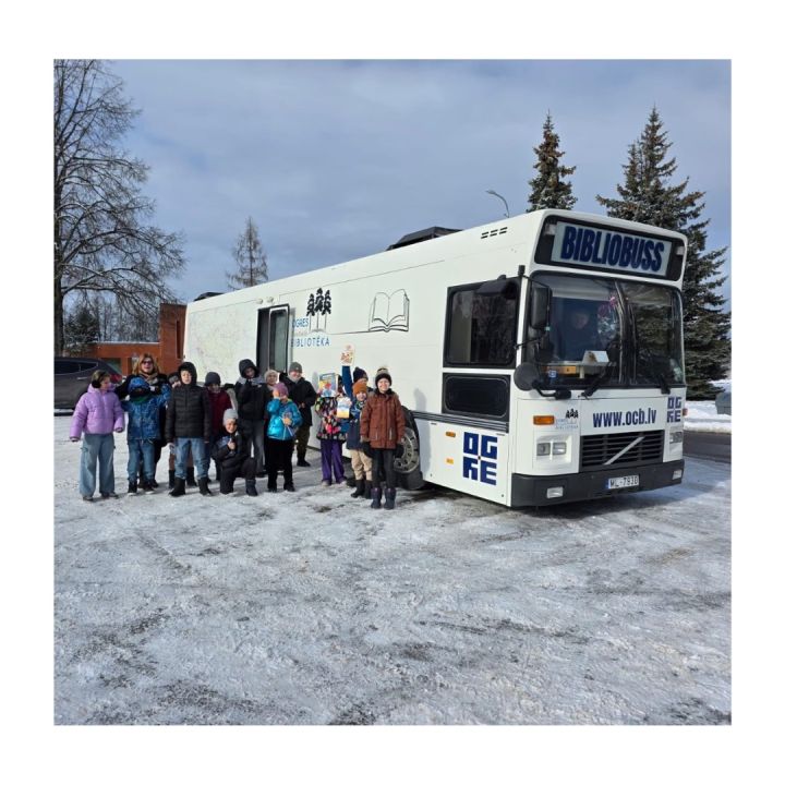 FOTO: Bibliobuss devās ciemos uz Ogresgala pamatskolu
