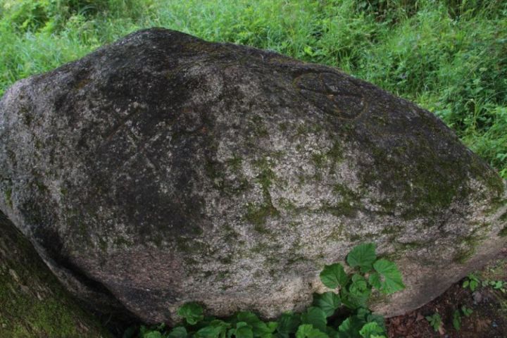 Arhibīskapa zīme četru pagastu robežakmenī