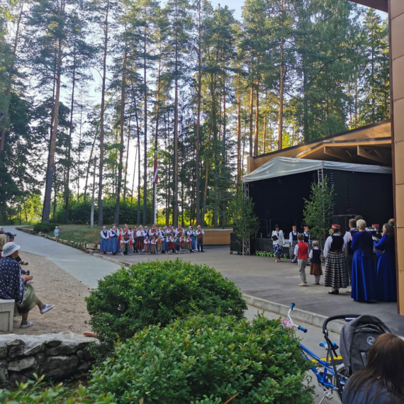 FOTO: Jumpravas pagasta svētki aizvadīti, savijoties dziesmām, dejām un tradīcijām