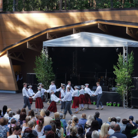 FOTO: Jumpravas pagasta svētki aizvadīti, savijoties dziesmām, dejām un tradīcijām