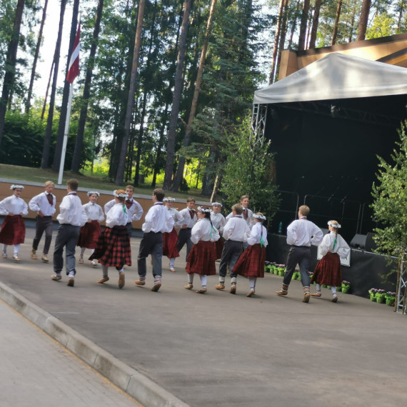 FOTO: Jumpravas pagasta svētki aizvadīti, savijoties dziesmām, dejām un tradīcijām