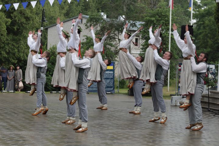 Foto: Krāšņi aizvadīti Ogresgala svētki