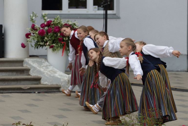 Foto: Krāšņi aizvadīti Ogresgala svētki