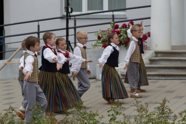 Foto: Krāšņi aizvadīti Ogresgala svētki