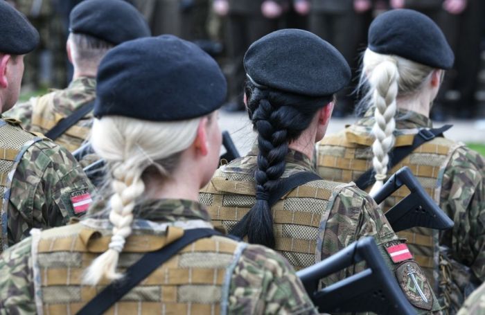 Aptauja. Ko jūs domājat par sievietēm armijā?