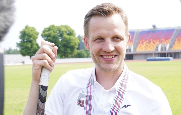 "Latvijā ir viena valoda!" Hokeja fani lepni par hokejista Ralfa Freiberga kodolīgo frāzi intervijā