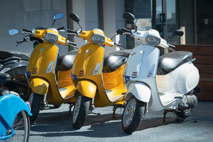 Ogrē ar motorolleriem mēģina iebraukt veikalā 